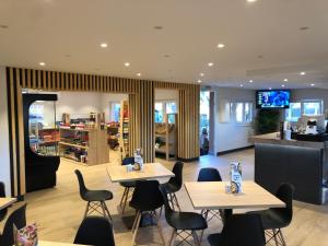 TV a/nebo společenská místnost v ubytování Bungalows y Mobil Homes Camping Regio