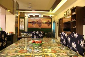 Area soggiorno di The Hideout Agra - Homestay near Taj