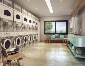 a laundry room with a row of washing machines at Apartamento Completo LUX com Piscina na Cobertura, República in Sao Paulo
