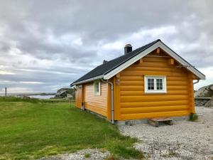 BøstadにあるMidnight Sun Lodge Lofotenの野原にある小さな窓のある小さな小屋 +17枚の写真