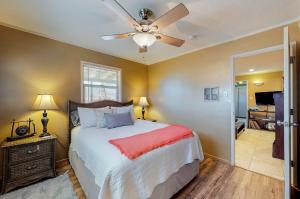 Ein Bett oder Betten in einem Zimmer der Unterkunft Joshua Tree Bugalow - Downtown