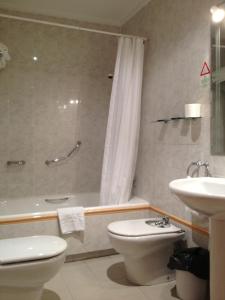 A bathroom at Apartamentos Turisticos Puerta de León