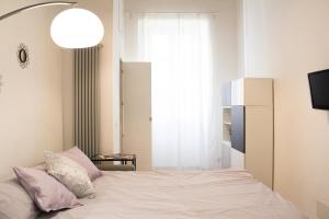1 dormitorio con 1 cama con almohadas rosas en Domus Termini, en Roma