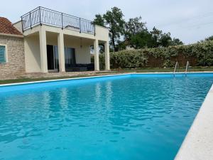 ein Pool vor einem Haus in der Unterkunft Villa Pistan in Murvica