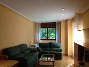 A seating area at Apartamentos Turisticos Puerta de León