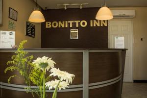 a reception counter with a bombino inn sign on the wall at BONITTO INN® Tampico Aeropuerto in Tampico