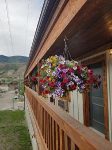 un ramo de flores colgando en un balcón en 406 Lodge at Yellowstone, en Gardiner