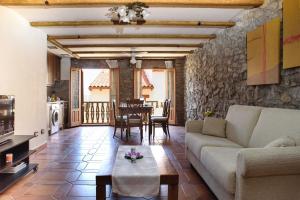奧羅佩薩德爾馬的住宿－L'Atalaya D'or，客厅配有沙发和桌子