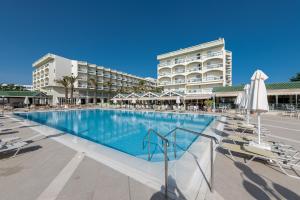 basen przed dużym budynkiem w obiekcie Apollo Beach w mieście Faliraki