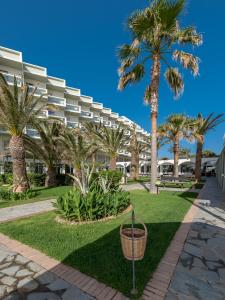 budynek z palmami w parku w obiekcie Apollo Beach w mieście Faliraki