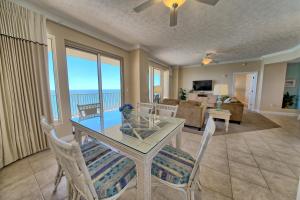 uma sala de jantar com uma mesa e cadeiras com vista para o oceano em Comfortable High-Rise Condo with Beach Access - Unit 1404 em Panama City Beach