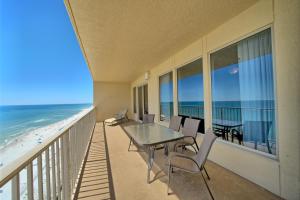 uma varanda com mesa e cadeiras e a praia em Comfortable High-Rise Condo with Beach Access - Unit 1404 em Panama City Beach