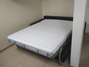 Ένα ή περισσότερα κρεβάτια σε δωμάτιο στο Mezonet Hrabovo
