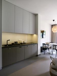 Kuchyňa alebo kuchynka v ubytovaní Apartamenty DECK Jurata