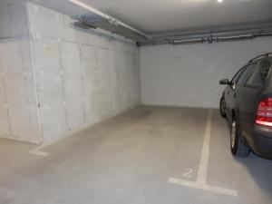 eine Garage, in der ein Auto geparkt ist in der Unterkunft Spacious, Modern 1-bdrm Apt near VIC & Austria Ctr in Wien