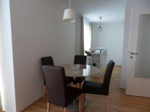 Zdjęcie z galerii obiektu Spacious, Modern 1-bdrm Apt near VIC & Austria Ctr w Wiedniu