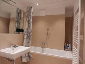 Zdjęcie z galerii obiektu Spacious, Modern 1-bdrm Apt near VIC & Austria Ctr w Wiedniu