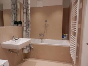 Zdjęcie z galerii obiektu Spacious, Modern 1-bdrm Apt near VIC & Austria Ctr w Wiedniu