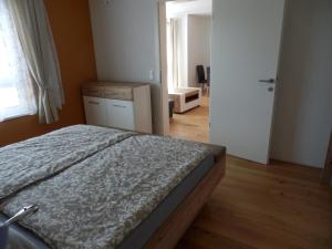Schlafzimmer mit einem Bett, einem Fenster und einer Tür in der Unterkunft Spacious, Modern 1-bdrm Apt near VIC & Austria Ctr in Wien