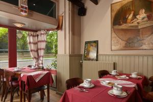 Reštaurácia alebo iné gastronomické zariadenie v ubytovaní Le Vert Galant - Auberge Etchegorry