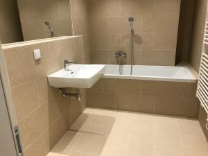 Zdjęcie z galerii obiektu Spacious, Modern 1-bdrm Apt near VIC & Austria Ctr w Wiedniu
