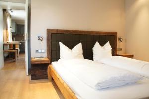 sypialnia z 2 łóżkami i białymi poduszkami w obiekcie Design Apartment Villa Anna Kitzbühel w mieście Kitzbühel