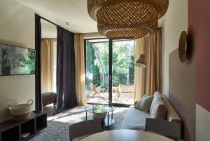 - un salon avec un canapé et une grande fenêtre dans l'établissement Apartamenty DECK Jurata, à Jurata