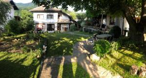 eine Luftansicht auf einen Hof mit einem Haus in der Unterkunft Luylyana Guesthouse in Ribarica