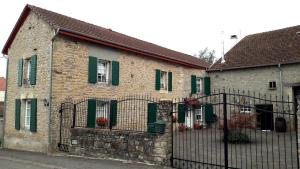 صورة لـ Domaine de la Mance - Maisonnette avec cheminée في Vitrey