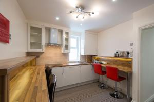 Ett kök eller pentry på Heathrow-Windsor Guest House