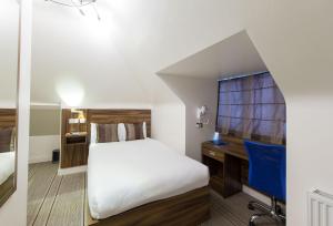 Tempat tidur dalam kamar di Heathrow-Windsor Guest House