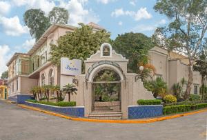 a building with an arch in the middle of a street at Centro Hotel Villa las Margaritas in Xalapa
