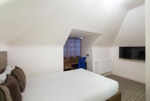 Een bed of bedden in een kamer bij Heathrow-Windsor Guest House