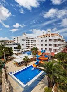 Hotel Billurcu في أيفاليك: منتجع فيه مسبح و زحليقة مائية