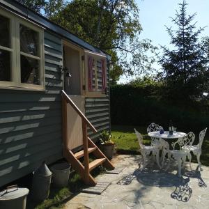 Imagen de la galería de The English shepherds hut @ Les Aulnaies, en Échauffour