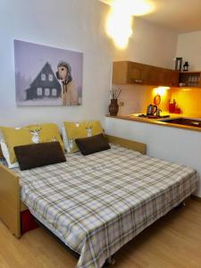 ein Schlafzimmer mit einem Bett mit einem Hund an der Wand in der Unterkunft Appartamento AB in Passo San Pellegrino