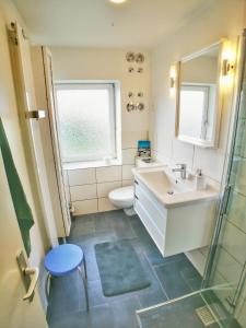 Koupelna v ubytování Ferienwohnung Goslar - Georgenberg / Entspannen im Harz / Mittendrin + 12 fotografií