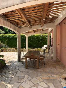 En terrasse eller udendørsområde på VILLA SOUVENIR