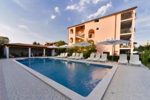 Πισίνα στο ή κοντά στο Villa Tina 1