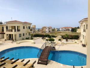 En udsigt til poolen hos Faros Beach Apartment eller i nærheden