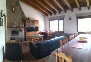 sala de estar con sofá azul y mesa en Casas Rurales Cuatro Valles, en Naredo de Fenar