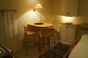 HillerstorpにあるEriks Bädd och Pentryの小さなキッチン(テーブル、椅子、ベッド付)