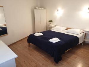 una camera da letto con un letto e due asciugamani di Golden B&B a Spalato (Split)