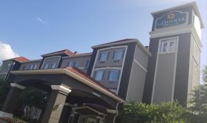 un bâtiment avec une tour d'horloge devant lui dans l'établissement La Quinta by Wyndham Smyrna TN - Nashville, à Smyrna