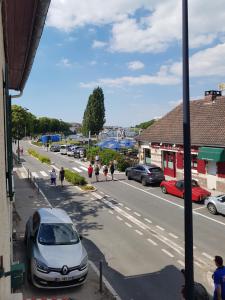 una calle con coches aparcados al lado de una carretera en La maison des bateaux, en Saint-Valery-sur-Somme