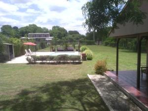 薩爾塔的住宿－Cabaña la linda Vaqueros，一座带游泳池的庭院