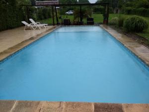 薩爾塔的住宿－Cabaña la linda Vaqueros，庭院里的一个蓝色的大游泳池