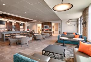 Posezení v ubytování Hyatt Place Anchorage-Midtown