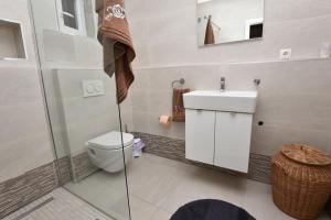 プリモシュテンにあるApartment Frieskeのトイレ、洗面台、シャワー付きのバスルーム +19枚の写真