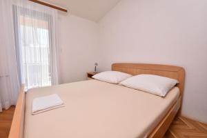 プリモシュテンにあるApartment Frieskeの大きな窓のある部屋にある白いベッド